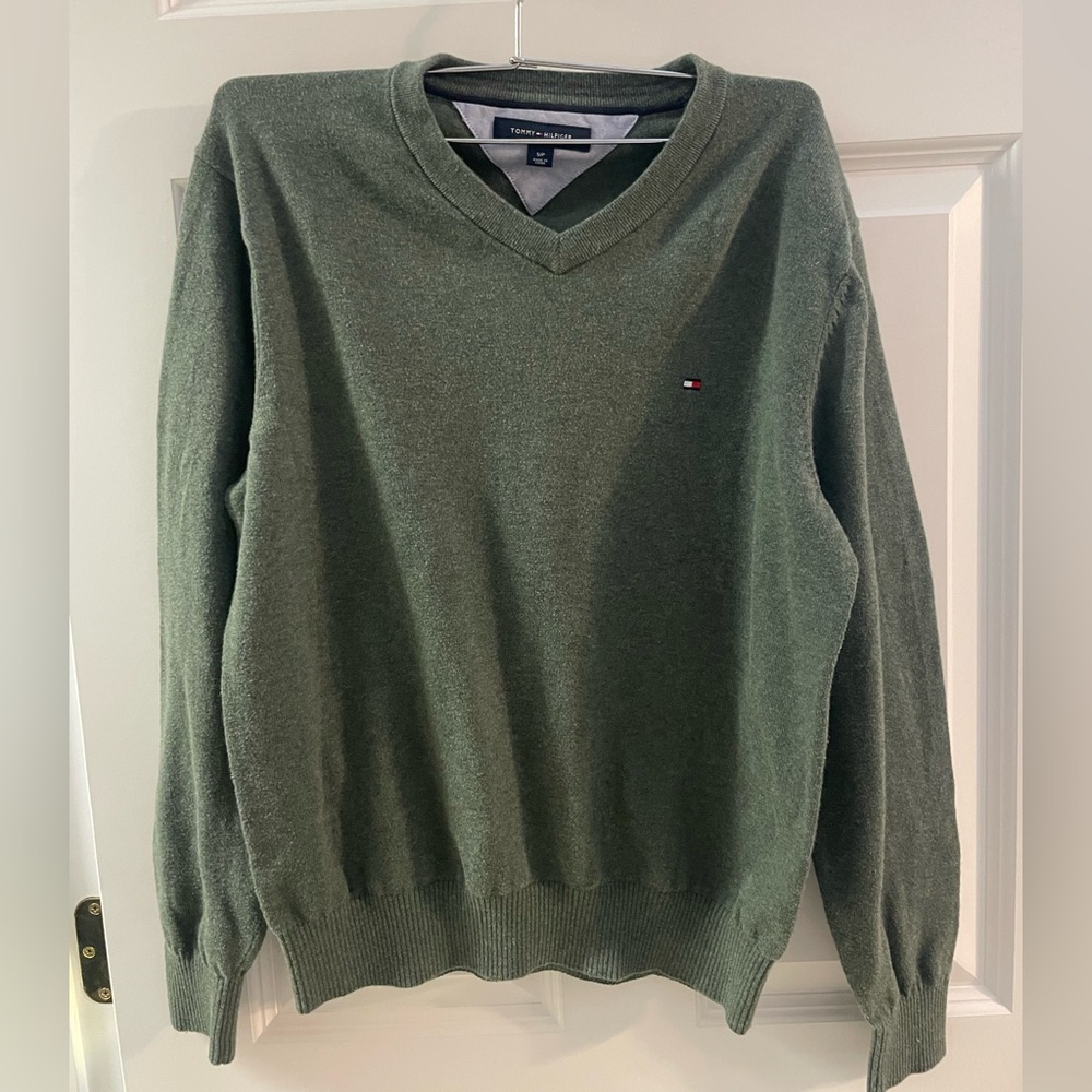 Men’s Tommy Hilfiger V-neck green sweater. Size small